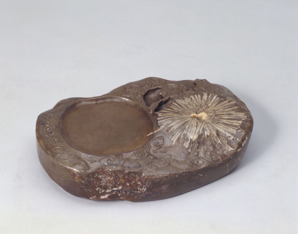 图片[1]-Chrysanthemum stone cloud dragon inkstone-China Archive